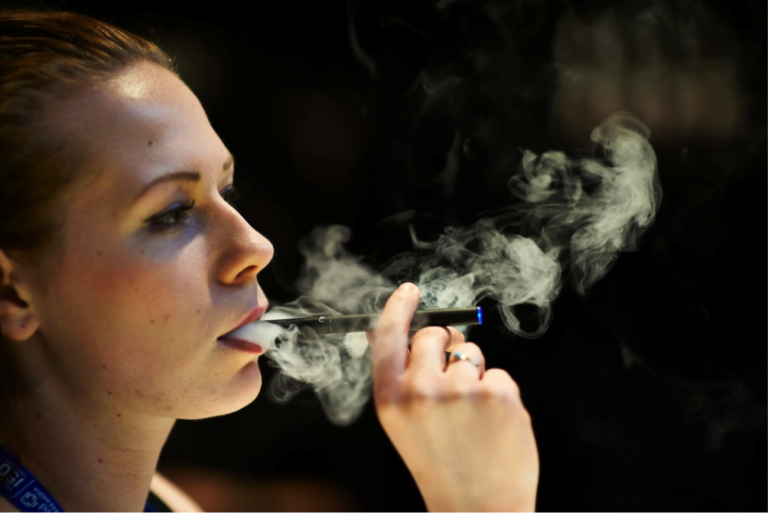 Le Sigarette Elettroniche  portano gli adolescenti verso fumo